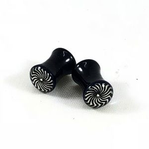 Pair Acrylic Faceted Spiral Design Saddle Plugs 2g